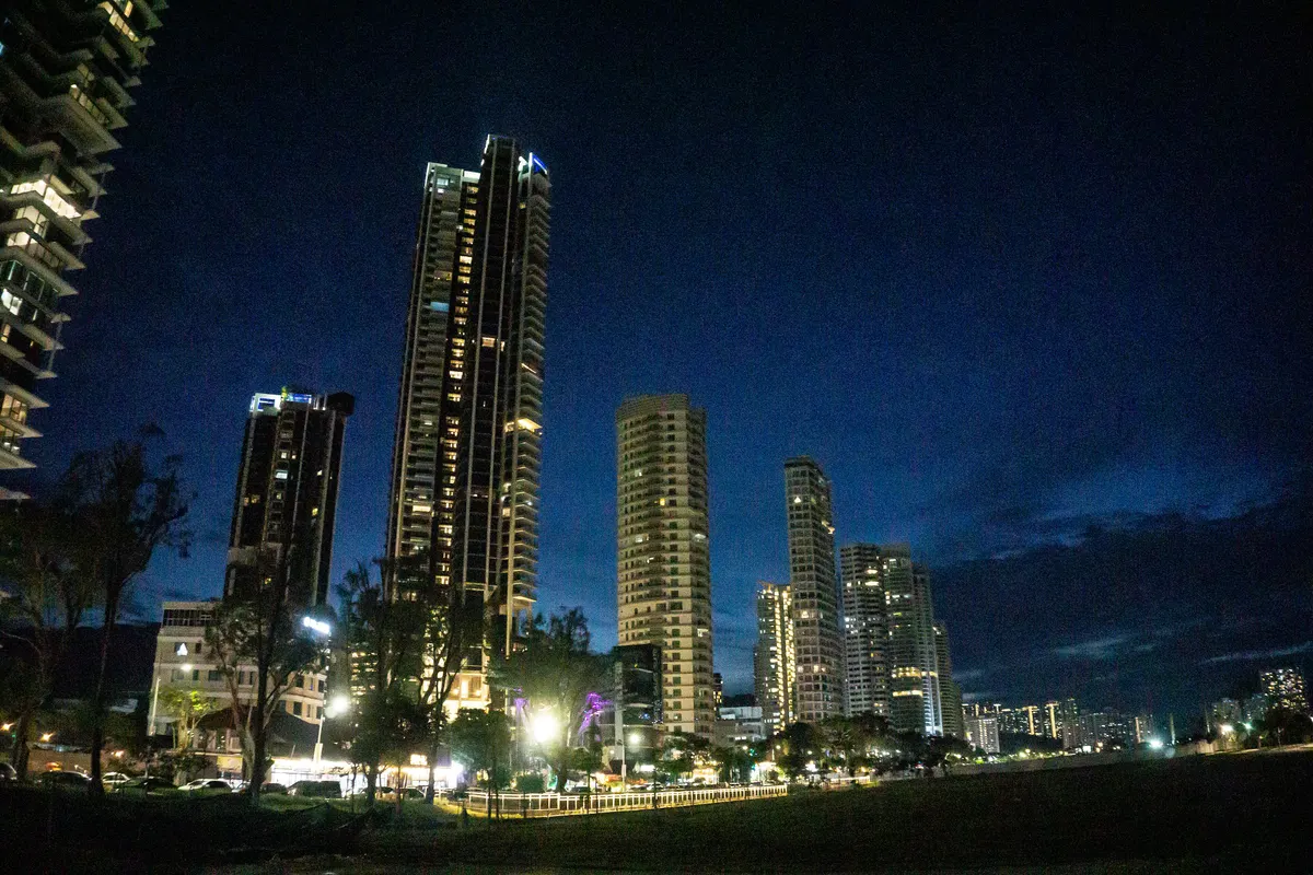 夜晚槟城新关仔角海滨与高楼大厦
