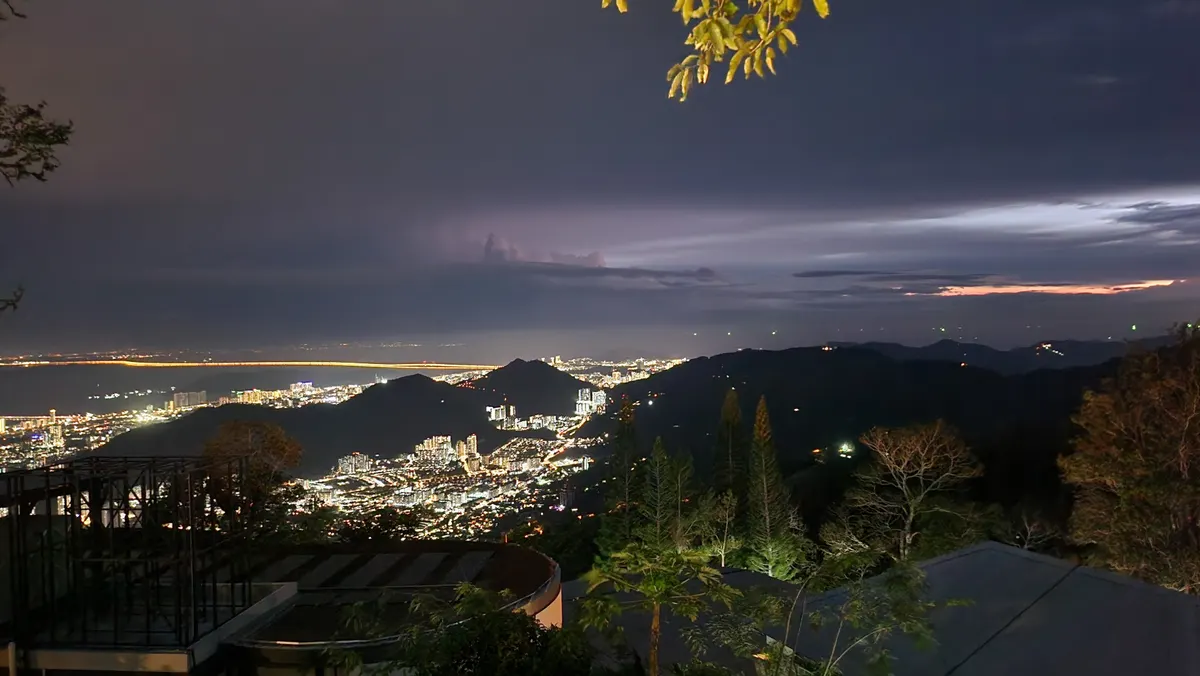 黄昏时从升旗山俯瞰乔治市灯火与海岸线